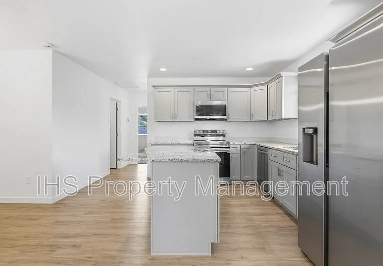 714 W 13th St #A — Photo 9