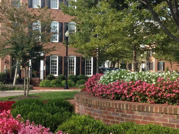 1716 Potomac Greens Dr, Alexandria, VA 22314