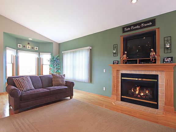 3rd image of 417 Sleepy Hollow Ln
