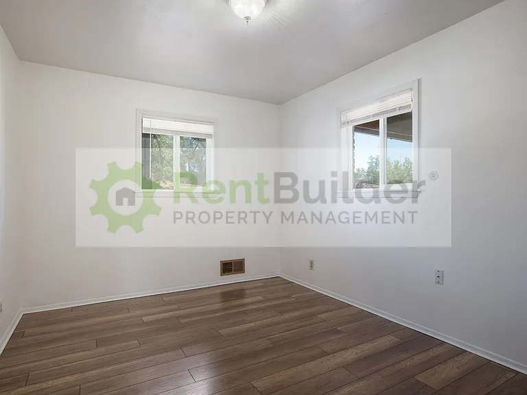 8304 Dellwood Rd NE — Photo 16