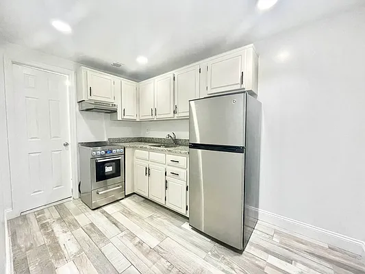 Rented by HOLTON REAL ESTATE INC. | media 9