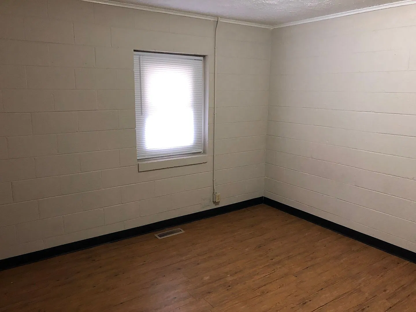 Spacious 2BR Apartment on Westside — Photo 4