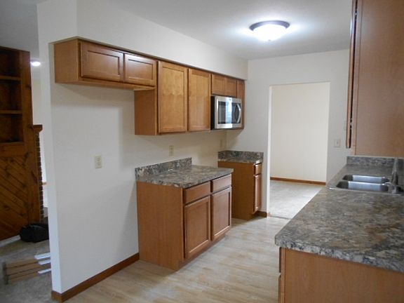 3rd image of 1422 Sauk Trl