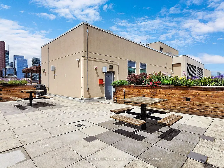 230 King St E #410 — Photo 33
