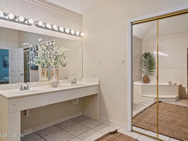 Large master primary bath. Includes 2 walk in closets.