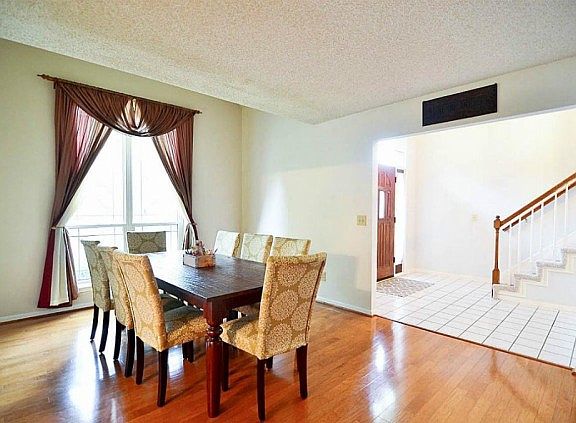 4th image of 502 Earls Court Dr