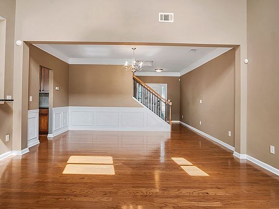 4th image of 705 Woodland Pl