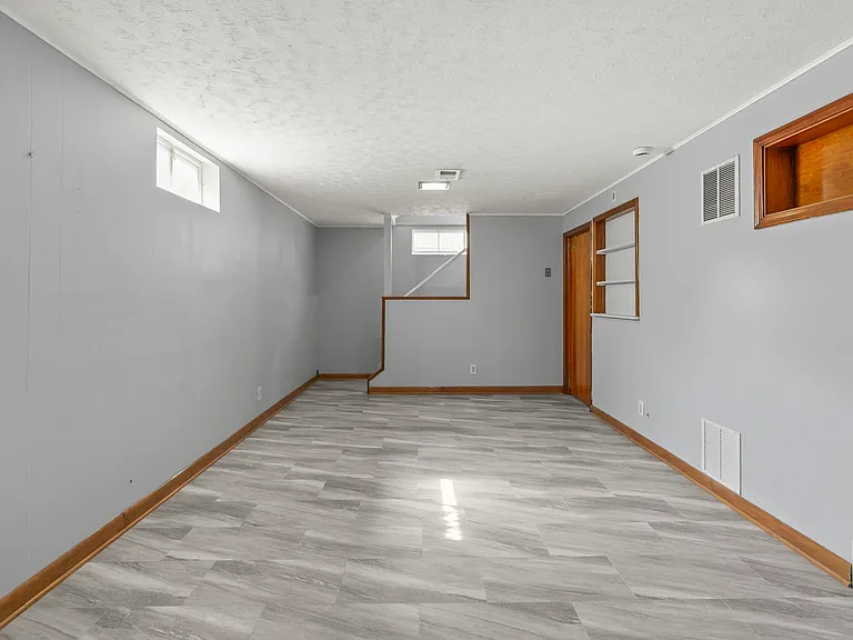11214 Leavenworth St — Photo 23