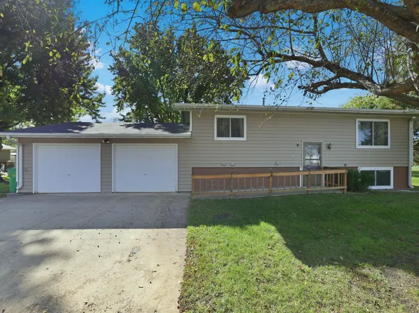 122 35th St S, Brookings, SD 57006