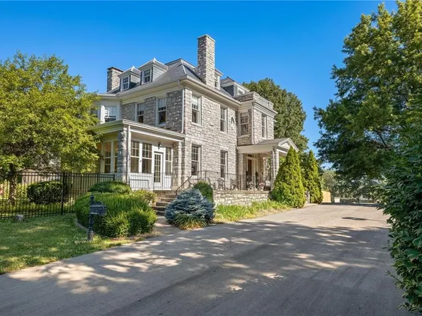 1 Hawthorne Pl, Independence, MO 64052