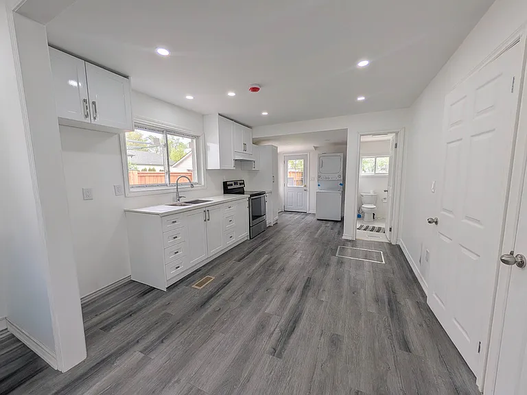 168 Borden Ave — Photo 7