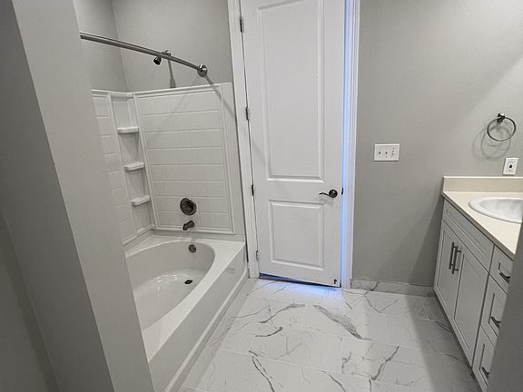 4th image of 3900 Lakeshore Blvd E #242