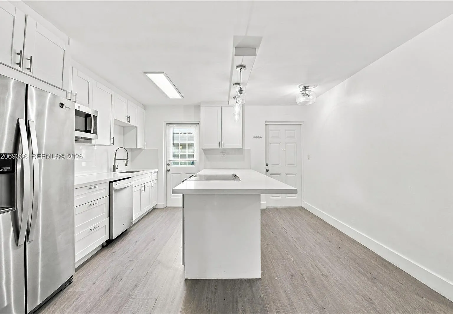 River House Gardens Condo — Photo 4