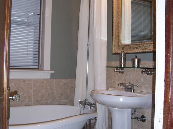 2nd image of 1633 W Wilson Ave #1