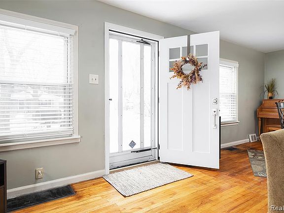 4th image of 23401 Stauber Ave