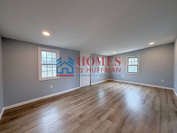 3rd image of 425 E Parkland Ave