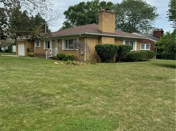 2837 Eastmoreland Dr, Oregon, OH 43616