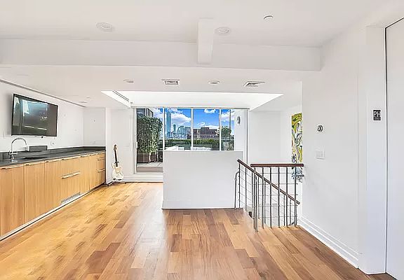 5th image of 135 W 14th St