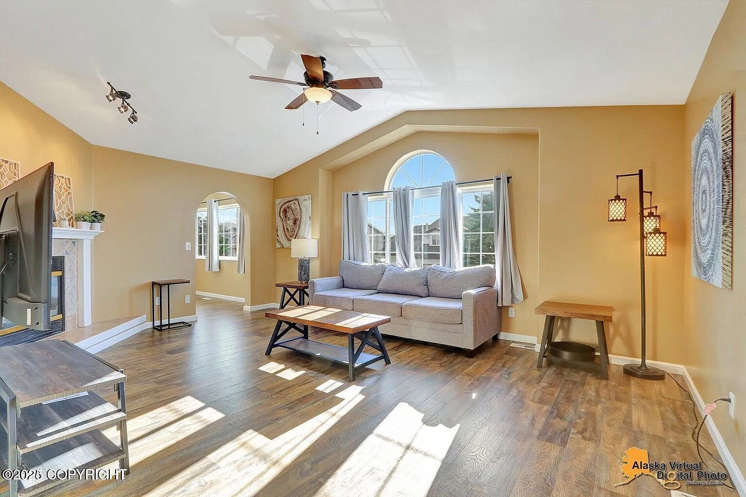 4 bed, 2.5 bath, 2220 sqft, $4,500 — Photo 2