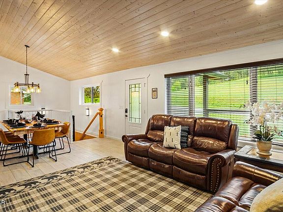 3rd image of 621 Hardin Ln