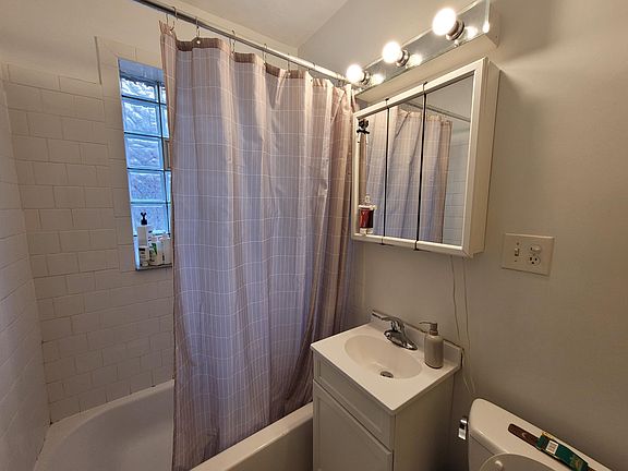 5th image of 929 W Oakdale Ave