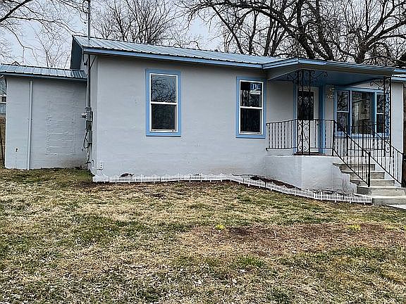 2nd image of 204 College St