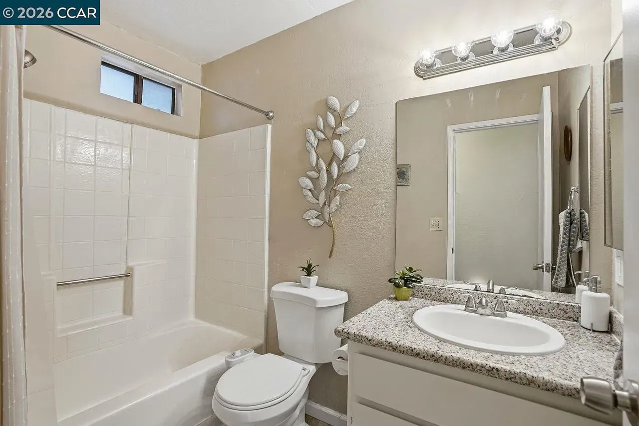 3 bed, 1330 sqft, $3,000 — Photo 2