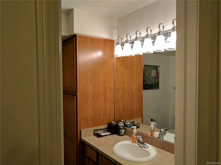 1085 Foxboro — Photo 26