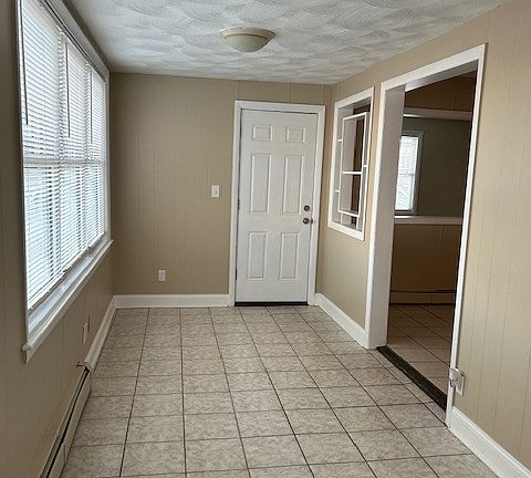 Breezeway or small dinette area with separate entrance