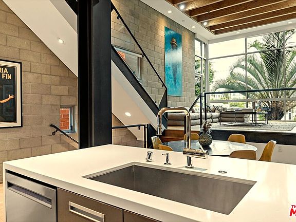 4th image of 631 N Larchmont Blvd APT 2
