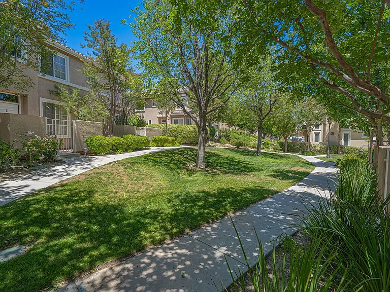 25712 Holiday Cir #D — Photo 3