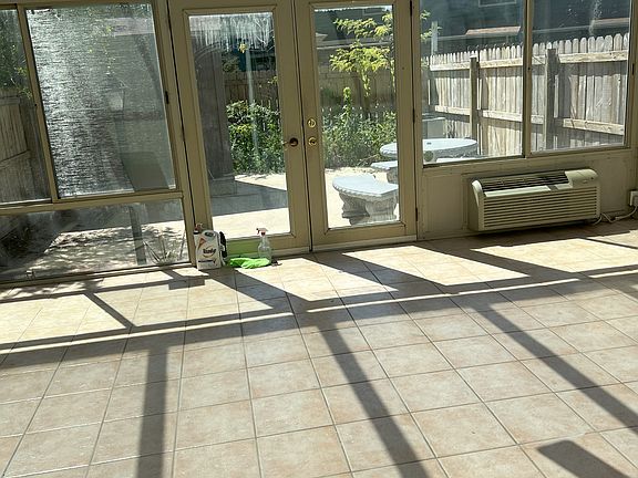 Huge climate controlled Sun-room/Greenhouse.