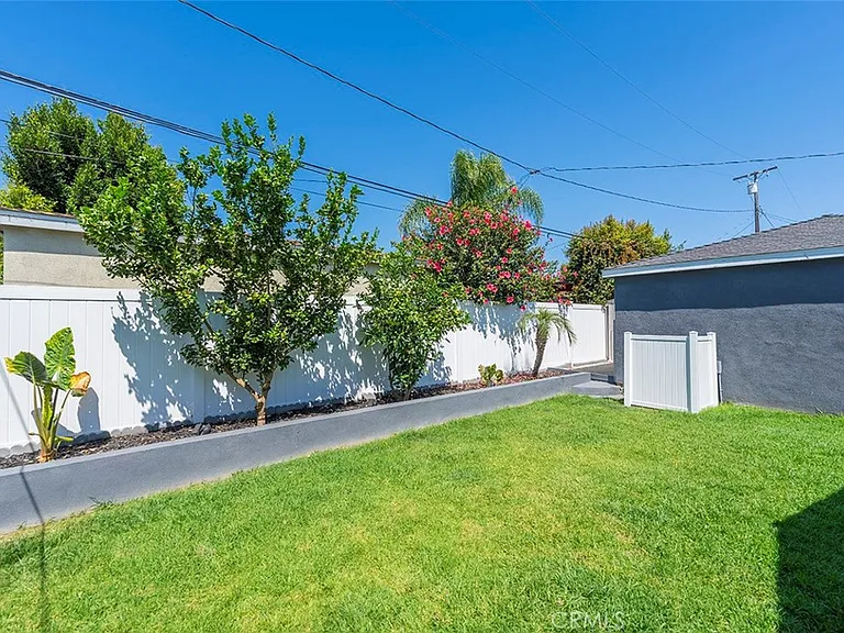 18417 Glenburn Ave — Photo 32