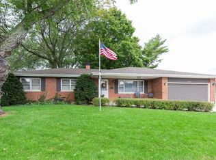 1910 Country Knoll Ln, Elgin, IL 60123
