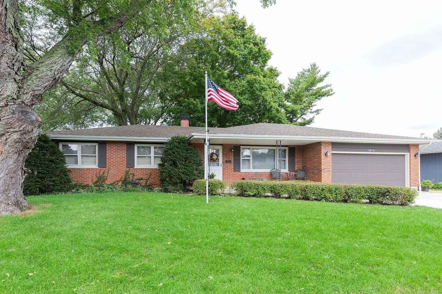 1910 Country Knoll Ln photo 1