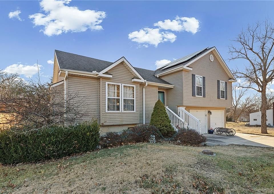 1st image of 521 E 2nd St