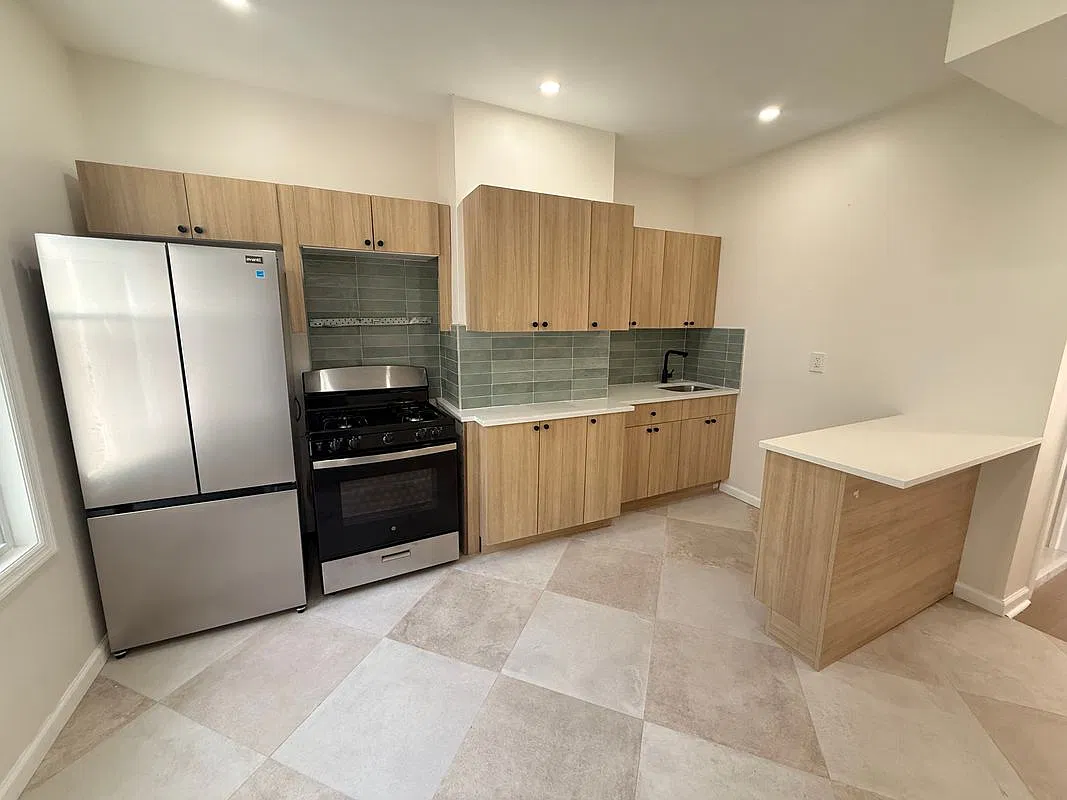 4 bed, 1.5 bath, 1250 sqft, $3,000 — Photo 1