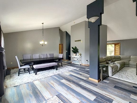 2nd image of 3319 Carriage Cir