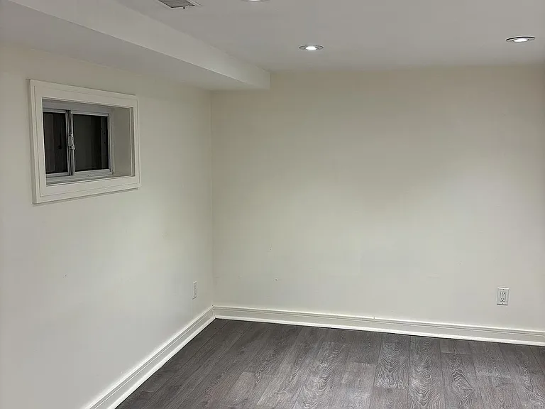 16 Montrose Ave #BASEMENT — Photo 3