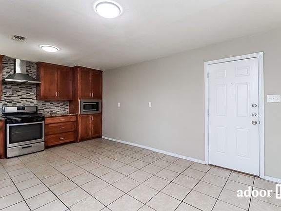 3rd image of 3720 Royal Crest Dr