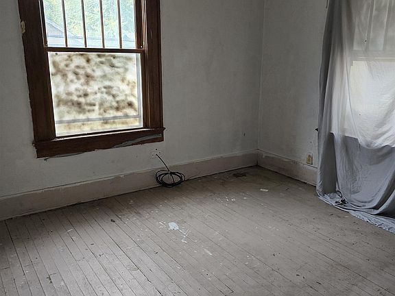 5th image of 412 W Chestnut Ave