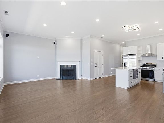 3rd image of 1935 W Belmont Ave #4