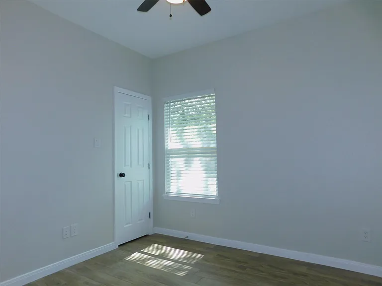 904 W Sealy St #A — Photo 11