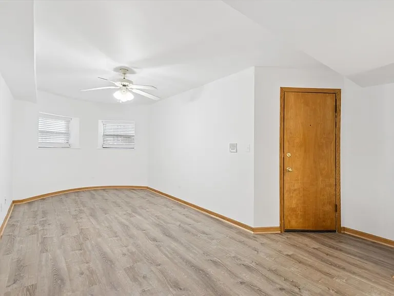 4453 N Dover St #G — Photo 2