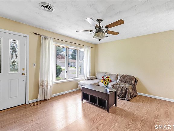 3rd image of 12 Crestwood Road