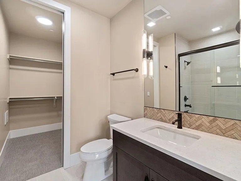 302 N Meldrum St #204 — Photo 6