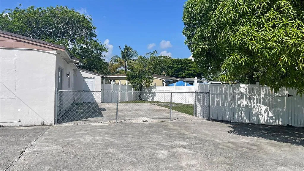 4 bed, 2.0 bath, 1189 sqft, $2,900 — Photo 2