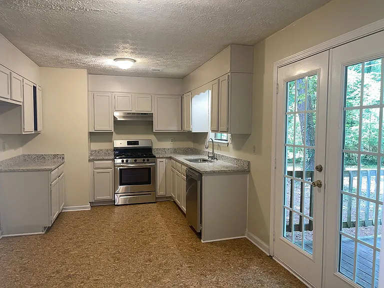 66 Darwin Dr — Photo 4