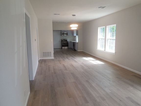 4th image of 106 E Sadosa St