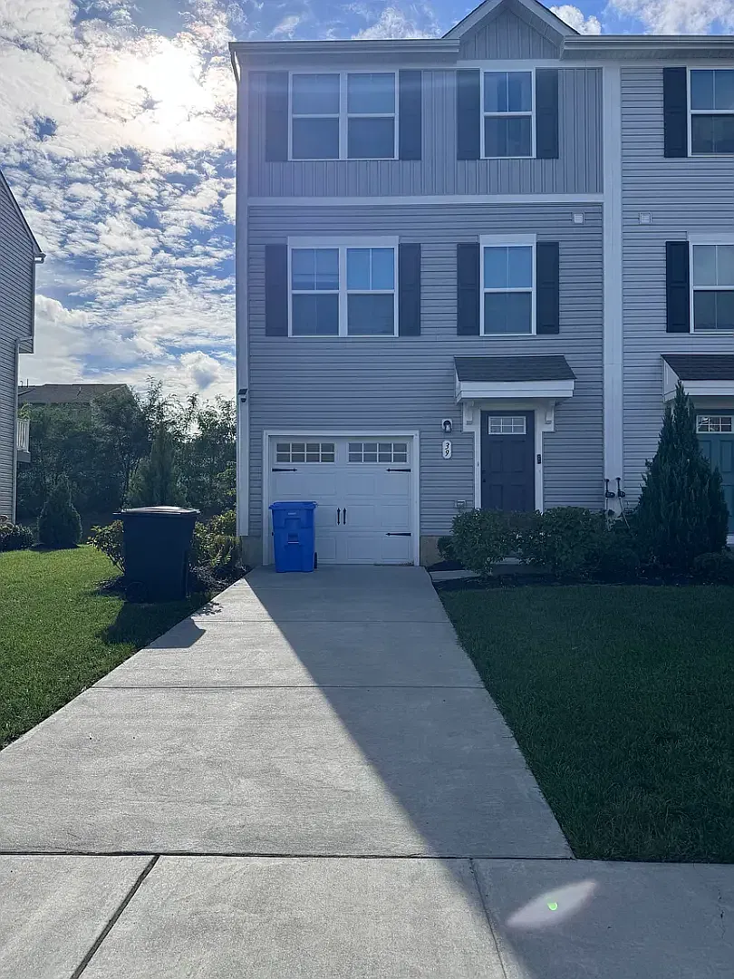 Beautiful end-unit townhome built in 2022. East-facing, with morning sun in front and evening sun... — Photo 1